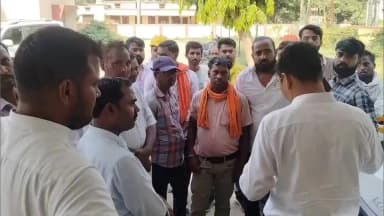 सदर: विद्युत संविदा कर्मी की मौत पर कर्मचारियों ने किया प्रदर्शन