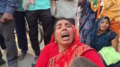 फतेहपुर: सदर के जिला अस्पताल के बाहर राजगीर मिस्त्री की मौत, परिजनों व ग्रामीणों ने सड़क जाम कर कार्रवाई की मांग की