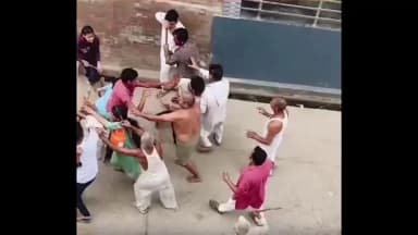 बड़ौत: मलकपुर गांव में दो परिवारों के बीच हुए खूनी संघर्ष का वीडियो सोशल मीडिया पर वायरल, महिलाओं सहित कई घायल