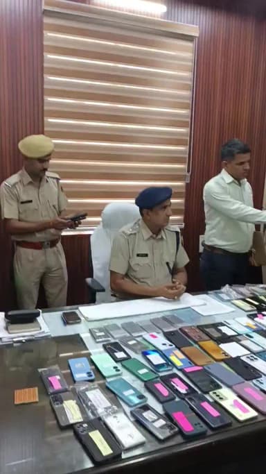 चूरू पुलिस की इस कार्रवाई से 100 परिवारों के चेहरों पर फिर से मुस्कान लौट आई।
#चुरू
#Rajasthan