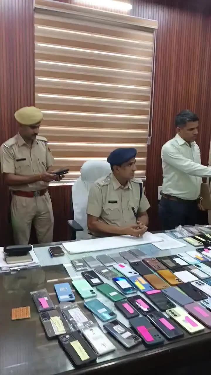 चूरू पुलिस की इस कार्रवाई से 100 परिवारों के चेहरों पर फिर से मुस्कान लौट आई।
#चुरू
#Rajasthan