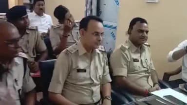 बथनाहा: अपराध नियंत्रण को लेकर एडिशनल एसपी आशीष आनंद की समीक्षा बैठक, लंबित कांडों के शीघ्र निष्पादन के दिए निर्देश