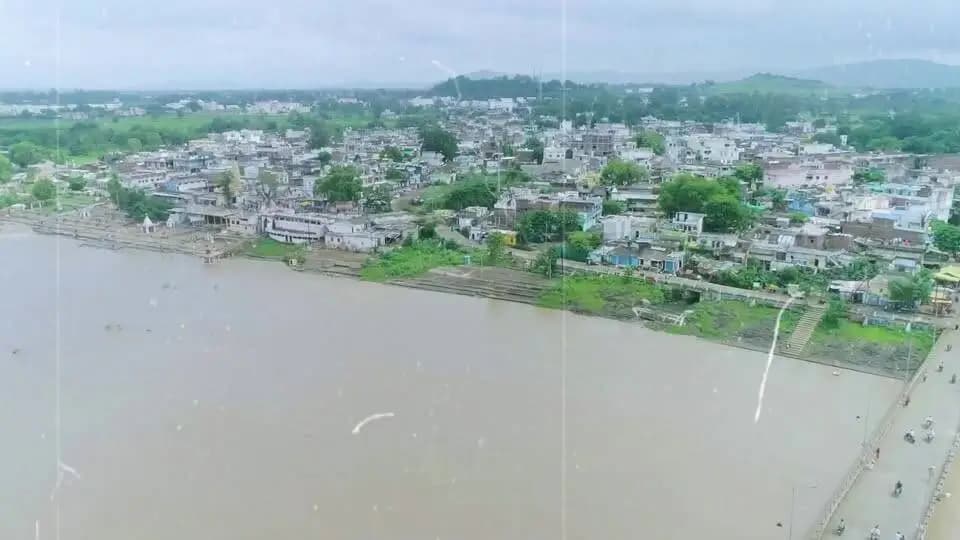 जल गंगा संवर्धन अभियान में डिंडौरी ने रचा नया इतिहास। जनभागीदारी, श्रमदान और प्रशासनिक प्रयासों के समन्वय से जिले ने जल संरक्षण के क्षेत्र में प्रदेश में प्रथम एवं देश में तृतीय स्थान प्राप्त किया,
जिले में 8,03,979 से अधिक जल संरक्षण संरचनाओं का निर्माण एवं विकास कर जल संवर्धन को जनआंदोलन का स्वरूप दिया गया, यह उपलब्धि सामूहिक प्रयास और सतत जल प्रबंधन की प्रेरणादायक मिसाल है।
#JalGangaSamvardhan #WaterConservation #Dindori #JansamparkMP #जल_गंगा_संवर्धन #जलसंरक्षण #जनभागीदारी #अंजूपवनभदौरिया #मध्यप्रदेश #जलसंचय #HarGharJal