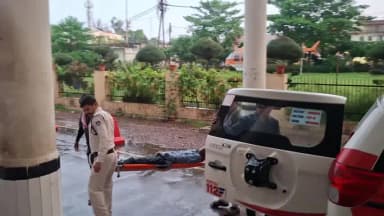 छतरपुर नगर: परा चौकी पर तेज रफ्तार कार ने बाइक को मारी टक्कर, एक गंभीर घायल,एक को मामूली चोटें; जिला अस्पताल में भर्ती।