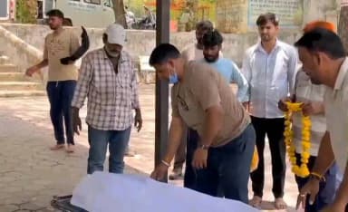 अलीराजपुर: 30 साल की दोस्ती धर्म से बड़ी,अलीराजपुर मे मुस्लिम मित्र ने हिंदू रीति से हिंदू मित्र का किया अंतिम संस्कार,निभाया फर्ज