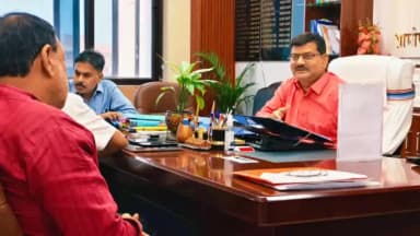 कल्याणपुर: कल्याणपुर विधायक सचिंद्र प्रसाद सिंह ने ग्रामीण कार्य विभाग कार्यालय में विभिन्न महत्वपूर्ण बिंदुओं पर की चर्चा