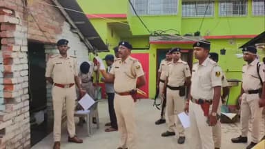 सुल्तानगंज: सुल्तानगंज डबल मर्डर केस में पुलिस की बड़ी कार्रवाई, फरार उपसभापति नीलम देवी और बेटों के घर चिपकाया इश्तेहार
