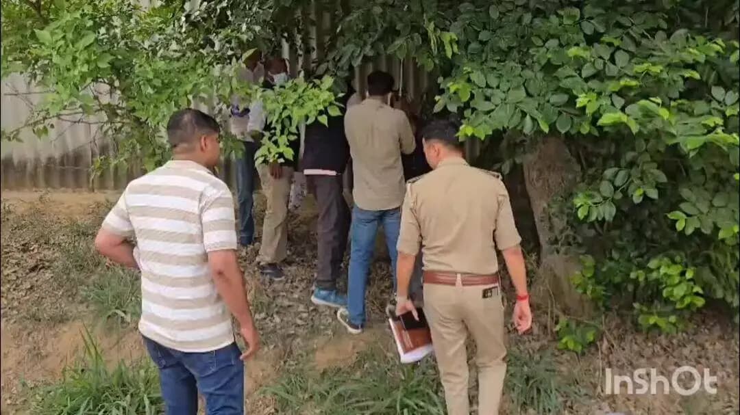 जनपद हापुड़ के कुचेसर रोड चौपला पर नेशनल हाईवे 9 पर पेड़ पर लटका मिला एक युवक का शव #kuchsarroadchopla #NH9