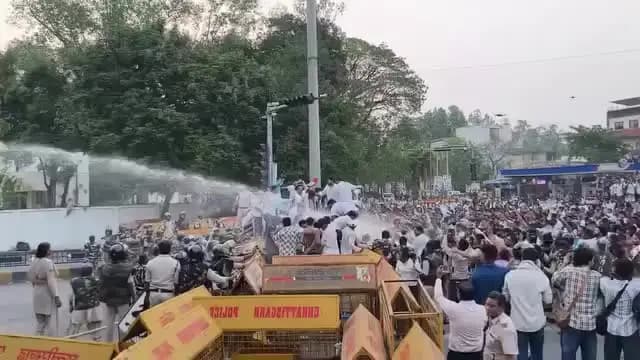 पेपर लीक के ख़िलाफ़ छात्र और विपक्ष दोनों सड़क पर हैं.
गोदी मीडिया को ऐसी ख़बरें दिखाने से रोक दिया गया है🤔
#komalahirwar #मूकनायक #damoh
#politics #india #satire