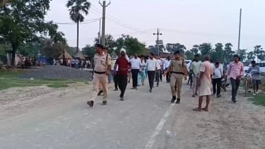 ◆◆ *जिलाधिकारी ने खैरा-बिन टोलिया रोड निर्माण कार्य का किया स्थलीय निरीक्षण, कार्य में तेजी लाने का दिया निर्देश*
छपरा, 05 जून 2026
◆ जिलाधिकारी सारण श्री वैभव श्रीवास्तव द्वारा आज खैरा-बिन टोलिया रोड निर्माण कार्य का स्थलीय निरीक्षण किया गया। निरीक्षण के दौरान उन्होंने सड़क निर्माण कार्य की प्रगति, भू-अर्जन की स्थिति तथा जल निकासी से संबंधित व्यवस्थाओं की समीक्षा करते हुए संबंधित पदाधिकारियों को आवश्यक निर्देश दिए।
◆ जिलाधिकारी ने बग्घी नाला वाले स्ट्रेच का अवलोकन करते हुए अंचलाधिकारी को भूमि की मापी कराने तथा मापी के उपरांत नाला निर्माण हेतु आवश्यक कार्रवाई सुनिश्चित करने का निर्देश दिया। उन्होंने कहा कि जल निकासी की समुचित व्यवस्था सड़क की गुणवत्ता एवं दीर्घकालिक उपयोगिता के लिए आवश्यक है।
◆ जिलाधिकारी ने बुढ़िया माई से स्टेशन तक के स्ट्रेच में भू-अर्जन की प्रक्रिया को तेजी से पूरा करने का निर्देश दिया। साथ ही इस खंड में आने वाली संरचनाओं का मूल्यांकन कर उन्हें भी भू-अर्जन के प्रावधान में शामिल करने को कहा, ताकि निर्माण कार्य में किसी प्रकार की बाधा उत्पन्न न हो।
◆ उन्होंने बाईपास से जगदम ढाला तक पूरे स्ट्रेच में एक समान लेवल पर बिटुमिनस कार्य कराने का निर्देश दिया तथा बाईपास स्थित वाहन अंडरपास (VUP) के समीप सड़क की एलाइन्मेंट को VUP के अनुरूप सुनिश्चित करने को कहा।
◆ जिलाधिकारी ने निर्माण एजेंसी एवं संबंधित अधिकारियों को कार्य में तेजी लाने का निर्देश देते हुए जून माह के अंत तक DBM (Dense Bituminous Macadam) कार्य पूर्ण करने का लक्ष्य निर्धारित किया।
◆ निरीक्षण के दौरान जमुना गांव में जल निकासी की समस्या पर विशेष ध्यान देते हुए पूर्व से निर्मित नाले को आगे तक विस्तारित कर जल निकासी की समुचित व्यवस्था सुनिश्चित करने तथा सड़क के अधिकार क्षेत्र (ROW) के अंतर्गत नाला निर्माण कराने का निर्देश दिया।
◆ जमुना गांव में लंबित भू-अर्जन मामलों के शीघ्र निष्पादन हेतु जिलाधिकारी ने अनुमंडल पदाधिकारी सदर, कार्यपालक अभियंता, पथ निर्माण विभाग एवं अंचलाधिकारी सदर को रैयतों के साथ बैठक आयोजित कर भू-अर्जन प्रक्रिया में तेजी लाने का निर्देश दिया।
◆ निरीक्षण के दौरान अनुमंडल पदाधिकारी सदर, कार्यपालक अभियंता पथ निर्माण विभाग, जिला कृषि भूमि अर्जन पदाधिकारी, अंचलाधिकारी छपरा सदर सहित अन्य संबंधित पदाधिकारी उपस्थित थे।
#roadconstruction
#inspection
#DM
#saran
#chapra
Road Construction Department, Government of Bihar
Information & Public Relations Department, Government of Bihar