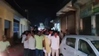 स्वार: मसवासी नगर में हरि मिर्च के व्यापारियों की मनमानी के चलते किसानों का फूटा गुस्सा