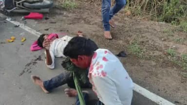 हरदा: हरदा के अबगांव खुर्द के पास में दो बाइक को की आमने-सामने भिड़त, तीन लोग हुए घायल एंबुलेंस से अस्पताल पहुँचाया