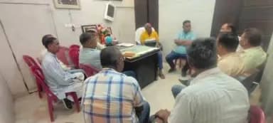 गदरपुर: विधायक अरविंद पांडेय ने गूलरभोज स्थित अपने कैंप कार्यालय में सिंचाई और वन विभाग के अधिकारियों के साथ की बैठक