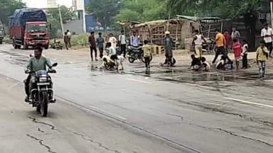 बाराचट्टी: सूर्य मंडल चेक पोस्ट के पास रिफाइन लदे खड़ी पिकअप में पीछे से मालवाहक ट्रक ने मारा टक्कर
