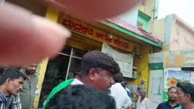 ಶಿರಹಟ್ಟಿ: ಬೆಳ್ಳಟ್ಟಿಯಲ್ಲಿ ಅಧಿಕ ದರಕ್ಕೆ ರಸಗೋಬ್ಬರ ಮಾರಾಟ ಅಂತ ಆರೋಪಿಸಿ ರೈತರಿಂದ ಪ್ರತಿಭಟನೆ