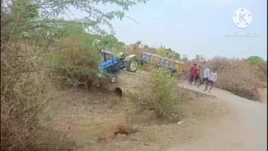 మహబూబాబాద్: నర్సింహులపేటలో ఇసుక ట్రాక్టర్ల బీభత్సం రేష్ డ్రైవింగ్ తో రోడ్డు ప్రమాదానికి గురైన ట్రాక్టర్లు