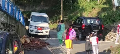 पौड़ी: नियम जनता के लिए, सड़कें सरकारी वाहनों के लिए! एसडीएम आवास मार्ग पर बढ़ी परेशानी