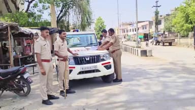 बेगुं: बेगू पुलिस ने नगर के अहिंसा सर्किल पर नाकाबंदी कर बिना नंबर प्लेट और काली फिल्म वाले वाहनों के चालान बनाए