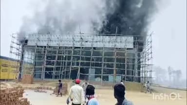 लखीमपुर: लखीमपुर शहर में मुसाराम शोरूम के निर्माणाधीन भवन में लगी भीषण आग, दमकल की तत्परता से टला बड़ा हादसा