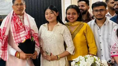 মৰিগাঁও: মন্ত্ৰী পীযুষ হাজৰীকাৰ বাসগৃহত মন্ত্ৰীগৰাকীযক যুৱ মৰ্চাৰ সাংস্কৃতিক কোষৰ সম্বৰ্ধনা জনোৱা হয়