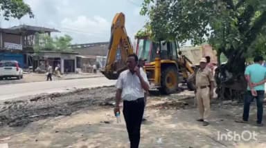 ধেমাজি: গোগামুখত প্ৰশাসনৰ উচ্ছেদ,গোগামুখ নগৰৰ ১৫ নং ৰাষ্ট্ৰীয় ঘাইপথৰ কাষত অবৈধ ভাবে নিৰ্মাণ কৰা ব্যৱসায়ীক প্ৰতিষ্ঠানত উচ্ছেদ