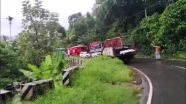 ഇടുക്കി: കട്ടപ്പന ഇടുക്കി റൂട്ടിൽ എകെജി പടിക്ക് സമീപം നിയന്ത്രണം നഷ്ടമായ ലോറി റോഡരുകിലെ വൈദ്യുതി പോസ്റ്റിൽ ഇടിച്ച് അപകടം