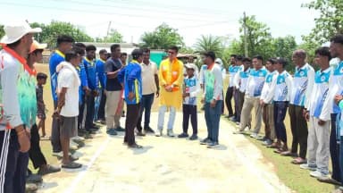 सुकमा: किकिरपाल प्रीमियर लीग मैच का शुभारंभ जिला पंचायत सदस्य हूंगाराम मरकाम ने किया