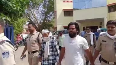 छतरपुर नगर: टोरिया मोहल्ले के हिंसक विवाद में 4 आरोपी गिरफ्तार,निकाला जुलूस,जिला अस्पताल से कड़ी सुरक्षा में न्यायालय ले गई पुलिस