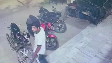अमरोहा: जोया में अस्पताल कर्मी का मोबाइल चोरी, CCTV में कैद हुआ चोर, कार्रवाई न होने का आरोप