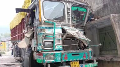 रोहतास: डालमिया सीमेंट के पास डेहरी-अकबरपुर 119 मुख पथ पर ट्रक का ब्रेक फेल, बड़ा हादसा टल गया