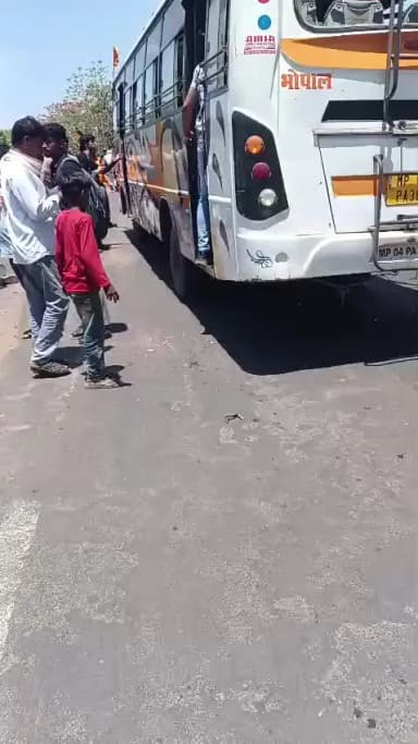 Raisen or bhopal baipass par 2 bas apas me takrai 3 ki mot bahut log gayal