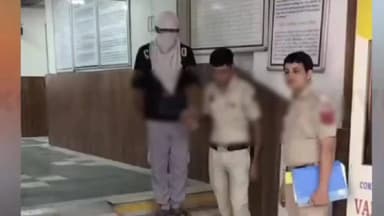 अलीपुर: कंझावला पुलिस की गिरफ्त में शातिर ऑटो चोर, चोरी की दो गाड़ियां बरामद