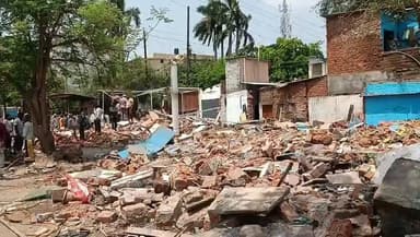 ग्लोबल स्किल पार्क के सामने चला अतिक्रमण हटाओ अभियान, 70 दुकानें और 42 झुग्गियों का अवैध कब्जा हटाया
10 करोड़ रुपये मूल्य की शासकीय भूमि हुई अतिक्रमण मुक्त, यहां बनेगी फोरलेन सड़क और ब्रिज
जिला प्रशासन द्वारा संचालित अतिक्रमण हटाओ अभियान के अंतर्गत शनिवार को ग्राम पिपलानी चमारन स्थित लेबर कॉलोनी झुग्गी बस्ती क्षेत्र में बड़ी कार्रवाई की गई। ग्लोबल स्किल पार्क के सामने स्थित शासकीय भूमि पर किए गए अवैध कब्जों को हटाते हुए प्रशासन ने 70 दुकानों एवं 42 झुग्गीवासियों द्वारा सड़क पर किए गए अतिक्रमण को हटाया।
यह कार्रवाई एसडीएम गोविंदपुरा श्री भुवन गुप्ता के नेतृत्व में तहसीलदार श्री सौरभ वर्मा, राजस्व अमले, नगर निगम तथा पुलिस बल की संयुक्त टीम द्वारा की गई। कार्रवाई के दौरान क्षेत्र में पर्याप्त सुरक्षा व्यवस्था सुनिश्चित की गई।
प्रशासनिक अधिकारियों के अनुसार, पीडब्ल्यूडी सड़क के दोनों ओर लगभग 210 मीटर क्षेत्र में फैले करीब 4,000 वर्गमीटर (लगभग 43,000 वर्गफीट) शहरी भूमि क्षेत्र को अतिक्रमण मुक्त कराया गया। गाइडलाइन के अनुसार इस भूमि का मूल्य लगभग 10 करोड़ रुपये तथा वर्तमान बाजार मूल्य लगभग 40 करोड़ रुपये आंका गया है।
अधिकारियों ने बताया कि अतिक्रमण हटाने के बाद अब इस भूमि पर कार्यपालन यंत्री, राजधानी संभाग क्रमांक-02 द्वारा प्रस्तावित फोरलेन सड़क एवं ब्रिज निर्माण कार्य कराया जाएगा। इससे क्षेत्र में यातायात व्यवस्था बेहतर होगी तथा नागरिकों को आवागमन में सुविधा मिलेगी।
CM Madhya Pradesh
Jansampark Madhya Pradesh
#भोपाल #bhopal