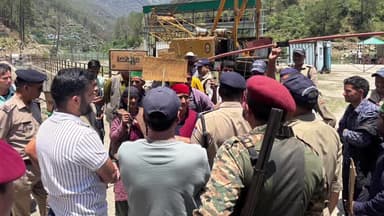 मोरी: नैटवाड़ के ग्रामीणों ने प्रतिकर और पुल निर्माण की मांग को लेकर बैराज स्थल पर धरना प्रदर्शन कर रोष जताया