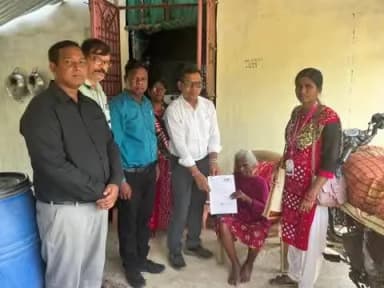 ମାଲକାନଗିରି: ବରିଷ୍ଠ ନାଗରିକଙ୍କ ଘରକୁ ଗଲେ ମାଲକାନଗିରି ଉପ-ଜିଲ୍ଲାପାଳ: ବାଣ୍ଟିଲେ SIR-2026 ପରିଗଣନା ଫର୍ମ