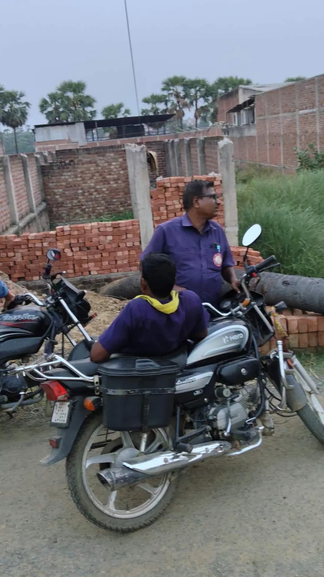 मकान मालिक ने काट दिया बिजली का खंभा! मोमिनपुर-बरखंड की बिजली ठप