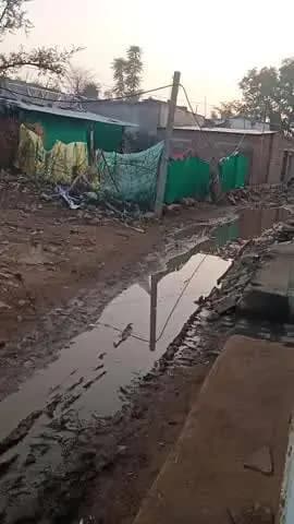 #ग्राम #पिपलिया नग्गा में बहुत #कीचड़ होने के #कारण लोगों को निकालने मे बहुत #कठिनाई देखनी पडी#