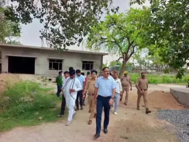 मेहदावल: धनघटा में निर्माणाधीन मेस का जिलाधिकारी और पुलिस अधीक्षक ने किया निरीक्षण, शीघ्र कार्य पूरा करने के दिए निर्देश