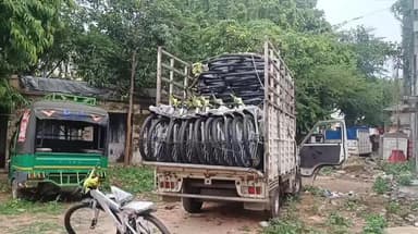 देवघर: देवघर में सत्संग चौक के पास सड़क किनारे आधी कीमत पर साइकिल बेचने के मामले में पुलिस ने कार्रवाई करते हुए एक मालवाहक वाहन