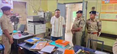 फरसगांव: फरसगांव थाना पहुंचे एसपी पंकज चंद्रा, लंबित मामलों की समीक्षा कर दिए सख्त निर्देश