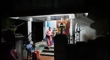 கீழ்வேளூர்: கீழ்வேளூர் அருகே நள்ளிரவில் வீடு புகுந்து செயின் பறிக்க முயன்ற திருடனை பொதுமக்கள் சுற்றிவழித்து பிடித்து போலீசாரிடம் ஒப்படைப்பு