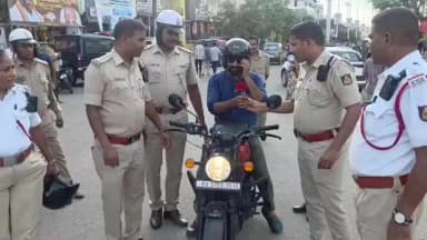ಗಂಗಾವತಿ: ವಾಹನ ಸವಾರರಿಗೆ ನಗರದಲ್ಲಿ ಹೆಲ್ಮೆಟ್ ಬಗ್ಗೆ ಜಾಗೃತಿ; ಗುಲಾಬಿ ನೀಡಿ ಹೆಲ್ಮೆಟ್ ಧರಿಸಿದವರಿಗೆ ಅಭಿನಂಧನೆ