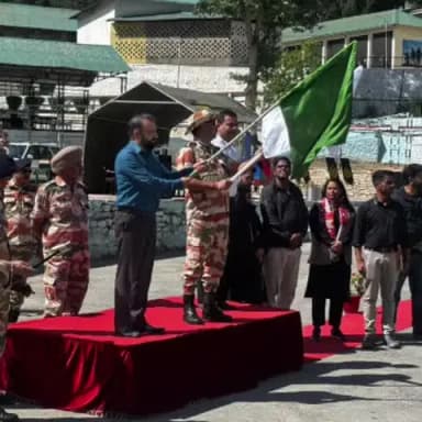 कल्पा: विकसित वाइब्रेंट विलेज कार्यक्रम 2026 के अंतर्गत 100 युवा प्रतिभागी सीमावर्ती गांवों के लिए रवाना, DC ने दी हरी झंडी