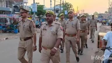 बलरामपुर: कानून व्यवस्था की दृष्टि से पुलिस ने भीड़भाड़ वाले स्थानों पर की गश्त और चेकिंग