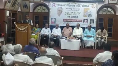 ಧಾರವಾಡ: ಧಾರವಾಡ ಕರ್ನಾಟಕ ವಿದ್ಯಾವರ್ಧಕ ಸಂಘದಲ್ಲಿ ಹಿರಿಯ ರಂಗಕರ್ಮಿ ಎಂ.ಎಸ್.ಕೊಟ್ರೇಶ ಅವರಿಗೆ ರಾಜಮಾರ್ಗ ಪ್ರಶಸ್ತಿ ಪ್ರದಾನ
