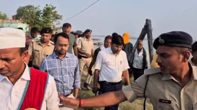 ◆◆ *जिलाधिकारी ने सबलपुर में बाढ़ निरोधक कार्यों का किया निरीक्षण, जून माह के अंत तक सभी कार्य पूर्ण करने का निर्देश*
◆◆ *तटबंध के संवेदनशील हिस्सों की सुरक्षा सर्वोच्च प्राथमिकता, सभी 12 स्थलों पर एक साथ कार्य प्रारंभ कराने के निर्देश*
◆ *दैनिक लक्ष्य निर्धारित कर कार्यों की प्रगति की होगी निगरानी, पदाधिकारियों की प्रतिनियुक्ति का निर्देश*
सारण (सोनपुर), 06 जून 2026
◆ जिलाधिकारी सारण श्री वैभव श्रीवास्तव ने आज सोनपुर प्रखंड अंतर्गत सबलपुर क्षेत्र का दौरा कर बाढ़ नियंत्रण विभाग द्वारा कराए जा रहे बाढ़ निरोधक एवं तटबंध सुरक्षा कार्यों का विस्तृत निरीक्षण किया।
#antifloodwork
#gangariver
#siteinspection
#sonnepur
#DM
#saran
Water Resources Department, Government of Bihar
Information & Public Relations Department, Government of Bihar