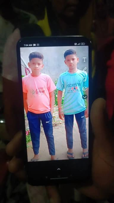 ये दो सगे भाई आज गजरौला से गायब हुए है परिजन अपनी परेशानी बता रहे है