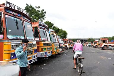பெரம்பலூர்: லாரி உரிமையாளர்கள் வேலைநிறுத்தம்: வாடகை உயர்வுக்காக திடீர் போராட்டம்!
