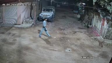 शराबी आवारा लड़के ने घर के बाहर खड़ी हुई गाड़ी का कांच फोड़ा। शताब्दी पुरम महाराजपुरा की घटना