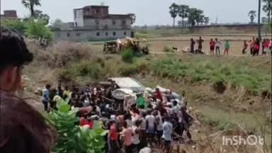 कोंच: नेहोरा मोड के पास कोयला लदा पिकअप पलटा, युवक गंभीर रूप से घायल